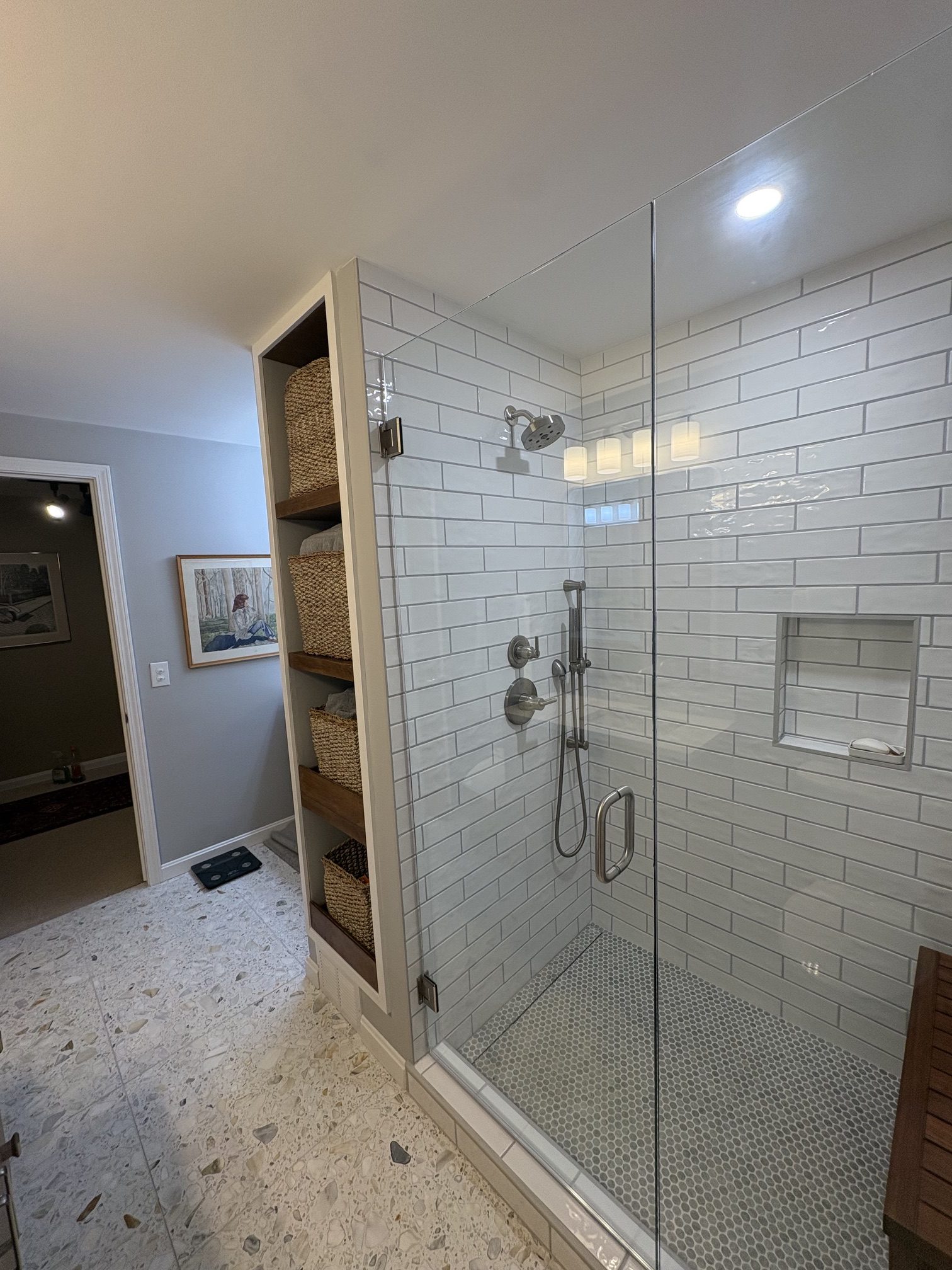 Frameless shower enclosure and patterned bathroom floor